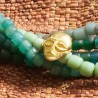 Schmuck-Set Ashanti, Nahaufnahme eines Masken-Knopfes zwischen den Glasperlen der Halskette