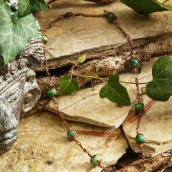 Schmuck-Set Aztek, Nahaufnahme der grünen Onyxperlen in der kupferfarbenen Gliederkette, mit Kettenverschluß