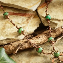 Schmuck-Set Aztek, Nahaufnahme der grünen Onyxperlen in der kupferfarbenen Gliederkette