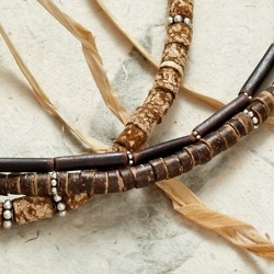 Halskette Triple Wood, Nahaufnahme Kokosholzperlen, Mahagoni-Rinde und Nito-Halme mit Silberspacern