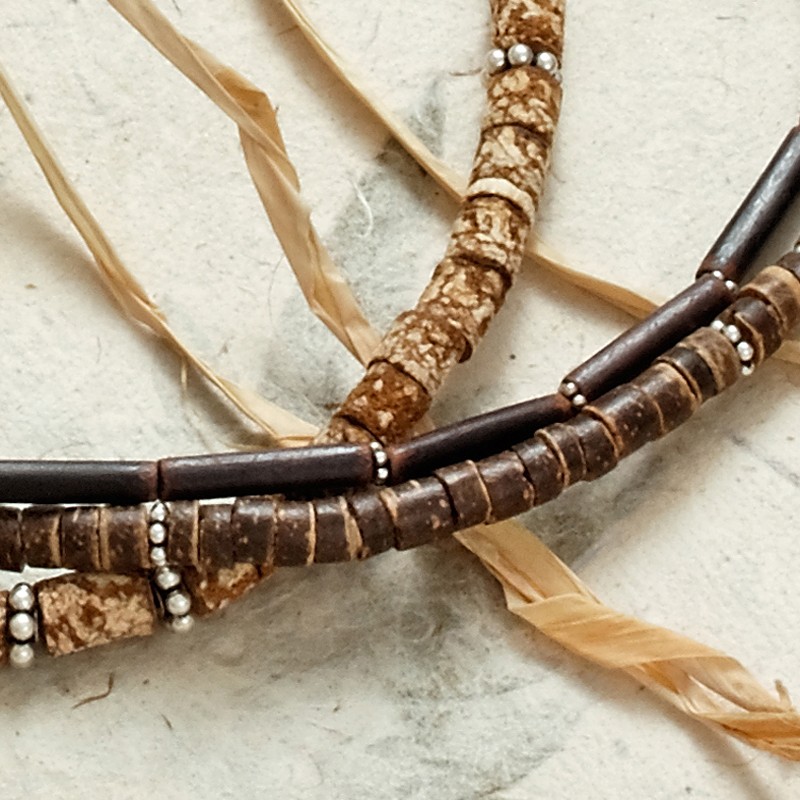 Halskette Triple Wood, Nahaufnahme Kokosholzperlen, Mahagoni-Rinde und Nito-Halme mit Silberspacern