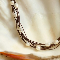 Halskette Eleni, Detailansicht der Zuchtperlen auf Lederbändern linke Seite