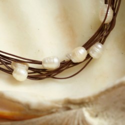 Halskette Eleni, Detailansicht der Zuchtperlen auf Lederbändern rechte Seite