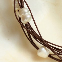Halskette Eleni, Nahaufnahme von den Zuchtperlen auf Lederbändern