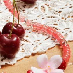 Halskette Cherry Lady, Detailansicht der Cherryquarz-Rondelle, Jade-Perlen und Stoff-Kirschblüte rechts Halskette Cherry Lady, Detailansicht der Cherryquarz-Rondelle, Jade-Perlen und Stoff-Kirschblüte rechts
