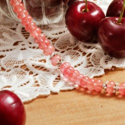 Halskette Cherry Lady, Detailansicht der Cherryquarz-Rondelle vorn links