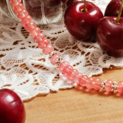 Halskette Cherry Lady, Detailansicht der Cherryquarz-Rondelle vorn links Halskette Cherry Lady, Detailansicht der Cherryquarz-Rondelle vorn links