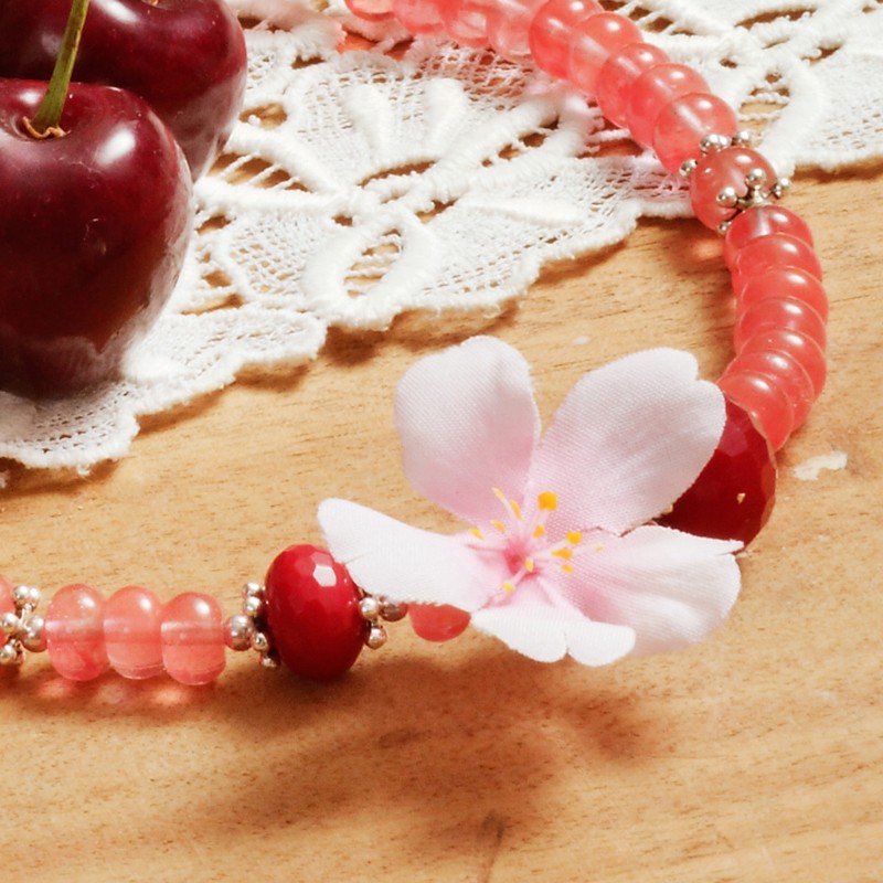 Halskette Cherry Lady, Nahaufnahme der Stoff-Kirschblüte, umgeben von kirschroter Jade und Cherryquarz Halskette Cherry Lady, Nahaufnahme der Stoff-Kirschblüte, umgeben von kirschroter Jade und Cherryquarz