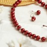 Schmuck-Set Kirschsaison, Detailansicht der Ohrringe und der Kette aus roten Muschelkernperlen