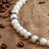 Schmuck-Set Mokka, Detailansicht der Muschelkernperlen und Metallelemente in der linken Seite der Kette
