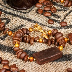 Schmuck-Set Coffea arabica, Detailansicht vom Armband aus echten Kaffeebohnen und Zuchtperlen