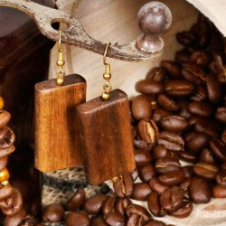 Schmuck-Set Coffea arabica, Detailansicht von den Ohrringen aus Kaffeebaumholz