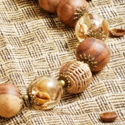 Schmuck-Set Sidamo, Detailansicht von der Focal-Messingperle in der Kette aus Kaffeebaumholz-Perlen