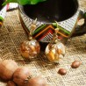 Schmuck-Set Sidamo, Detailansicht der Ohrringe aus Kaffee-Kunstharz-Kugeln