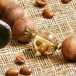 Schmuck-Set Sidamo, Detailansicht einer Kaffee-Kunstharz-Kugel zwischen Kaffeebaumholz-Perlen