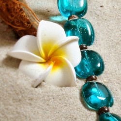 Halskette Palmenstrand, Nahaufnahme der türkisblauen Glasperlen mit kleinen Kokosholzrondellen