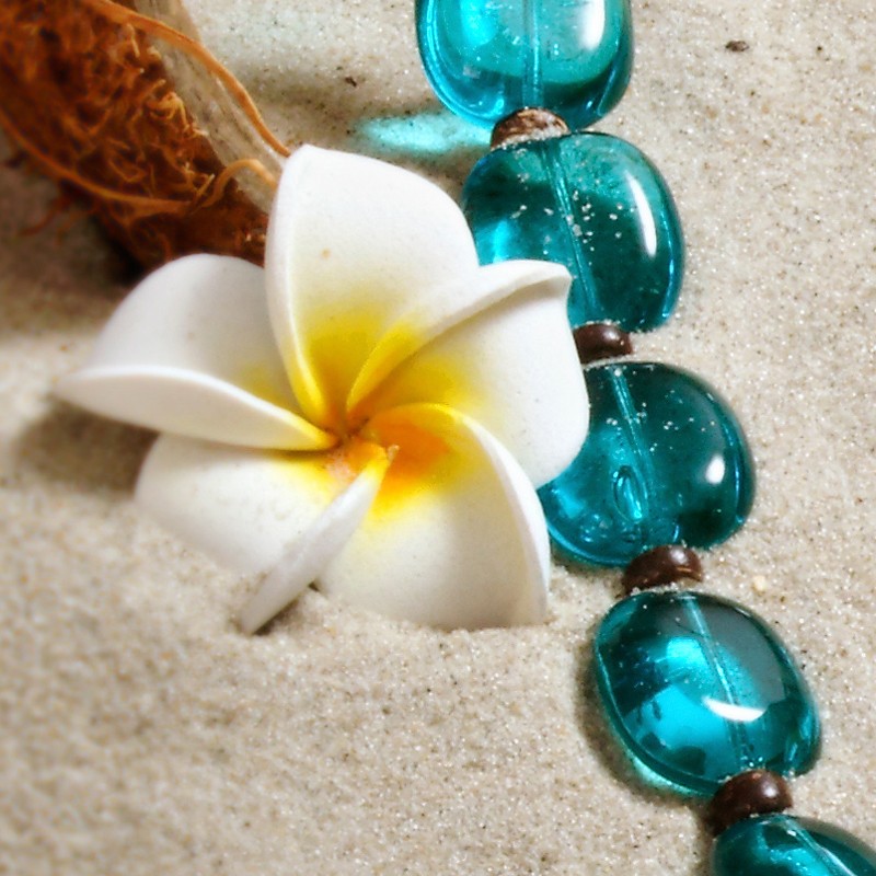Halskette Palmenstrand, Nahaufnahme der türkisblauen Glasperlen mit kleinen Kokosholzrondellen