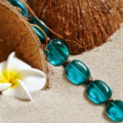 Halskette Palmenstrand, Detailansicht der türkisblauen Glasperlen mit kleinen Kokosholzrondellen