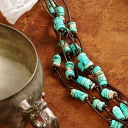 Halskette Turquoise, Detailansicht der auf Lederband geknoteten Türkis- und Metallscheibchen Halskette Turquoise, Detailansicht der auf Lederband geknoteten Türkis- und Metallscheibchen