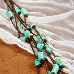 Halskette Turquoise, Detailansicht der auf Lederband geknoteten Türkis- und Metallscheibchen rechts Halskette Turquoise, Detailansicht der auf Lederband geknoteten Türkis- und Metallscheibchen rechts
