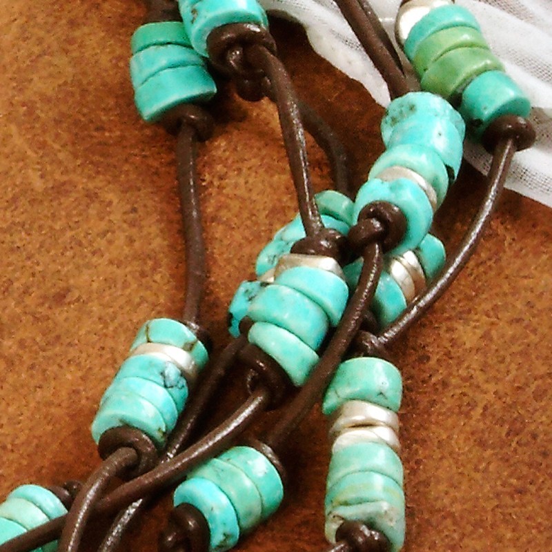 Halskette Turquoise, Nahaufnahme der auf Lederband geknoteten Türkis- und Metallscheibchen Halskette Turquoise, Nahaufnahme der auf Lederband geknoteten Türkis- und Metallscheibchen