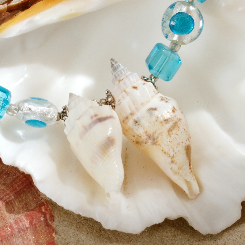 Schmuck-Set Blaue Lagune, Detailansicht der als Focalperlen dienenden echten Meeresschnecken Schmuck-Set Blaue Lagune, Detailansicht der als Focalperlen dienenden echten Meeresschnecken