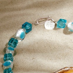 Schmuck-Set Blaue Lagune, Detailansicht vom silberfarbenen Hakenverschluß Schmuck-Set Blaue Lagune, Detailansicht vom silberfarbenen Hakenverschluß