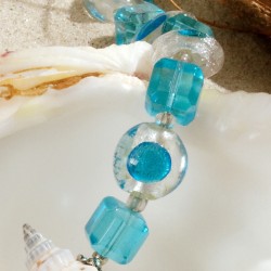 Schmuck-Set Blaue Lagune, Detailansicht der wasserblau und silbrig glitzernden Glasperlen Schmuck-Set Blaue Lagune, Detailansicht der wasserblau und silbrig glitzernden Glasperlen