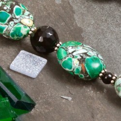 Schmuck-Set Mosaik, Nahaufnahme der Achat- und Onyxkugeln sowie der "Mosaik"-Perlen Schmuck-Set Mosaik, Nahaufnahme der Achat- und Onyxkugeln sowie der "Mosaik"-Perlen
