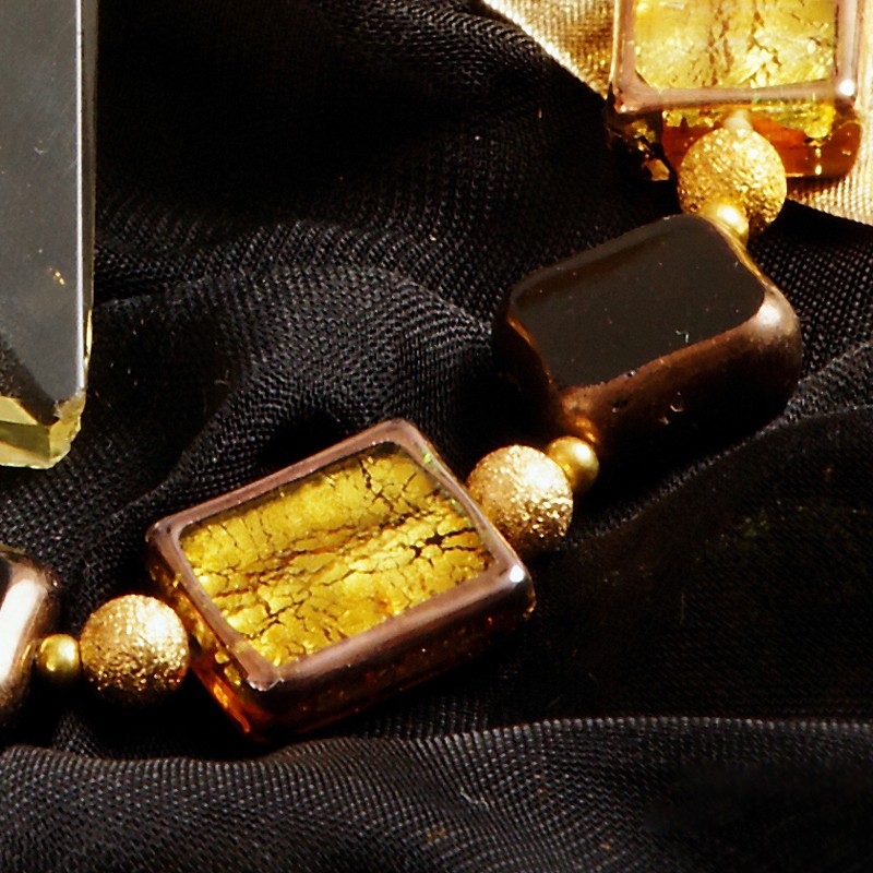 Schmuck-Set Jet Set, Nahaufnahme der bernsteinfarbenen Muranoglas-Perlen und der Gablonzer Glasperlen mit "Sternenstaubkugeln" Schmuck-Set Jet Set, Nahaufnahme der bernsteinfarbenen Muranoglas-Perlen und der Gablonzer Glasperlen mit "Sternenstaubkugeln"
