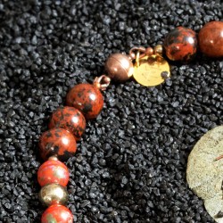 Schmuck-Set Red Stones, Detailansicht vom kupferfarbenen Magnetverschluß der Halskette