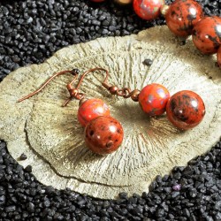 Schmuck-Set Red Stones, Nahaufnahme der Ohrringe aus Mahagoni-Obsidian und Murano-Glas