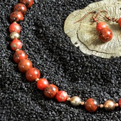Schmuck-Set Red Stones, Nahaufnahme der Perlen aus Mahagoni-Obsidian und Murano-Glas in der Kette links