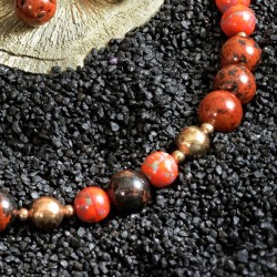 Schmuck-Set Red Stones, Nahaufnahme der Perlen aus Mahagoni-Obsidian und Murano-Glas in der Kette vorn