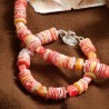 Schmuck-Set Jacobina, Detailansicht vom Armband aus rosa-rot-orangefarbenen Muschelscheiben und Perlmutt-Bricks