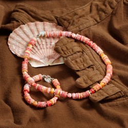 Schmuck-Set Jacobina, Gesamtansicht von Kette und Armband aus rosa-rot-orangefarbenen Muschelscheiben und Perlmutt-Bricks