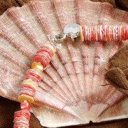 Schmuck-Set Jacobina, Detailansicht vom Verschluß der Halskette aus rosa-rot-orangefarbenen Muschelscheiben und Perlmutt-Bricks