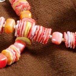 Schmuck-Set Jacobina, Nahaufnahme der rosa-rot-orangefarbenen Muschelscheiben und Perlmutt-Bricks