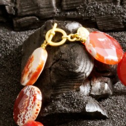 Halskette Ring of Fire, Detailtansicht vom vergoldeten Ring-Stab-Verschluß der Halskette aus Feuerachat-Perlen