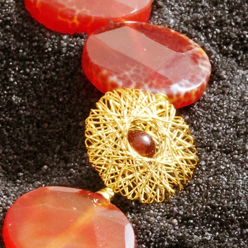 Halskette Ring of Fire, Schmuckelement aus geflochtenem vergoldetem Sterlingsilberdraht, mit Hessonit- und Feuerachat-Perlen Halskette Ring of Fire, Schmuckelement aus geflochtenem vergoldetem Sterlingsilberdraht, mit Hessonit- und Feuerachat-Perlen
