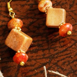Ohrringe Versteinert, Detailansicht der Perlen aus versteinertem Holz, Apfelkoralle und vergoldetem Metall