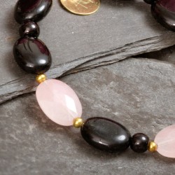 Armband Rosa Jade, Detailansicht rosa Jadeperlen und schwarze Glasperlen links Armband Rosa Jade, Detailansicht rosa Jadeperlen und schwarze Glasperlen links