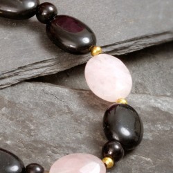 Armband Rosa Jade, Detailansicht rosa Jadeperlen und schwarze Glasperlen rechts