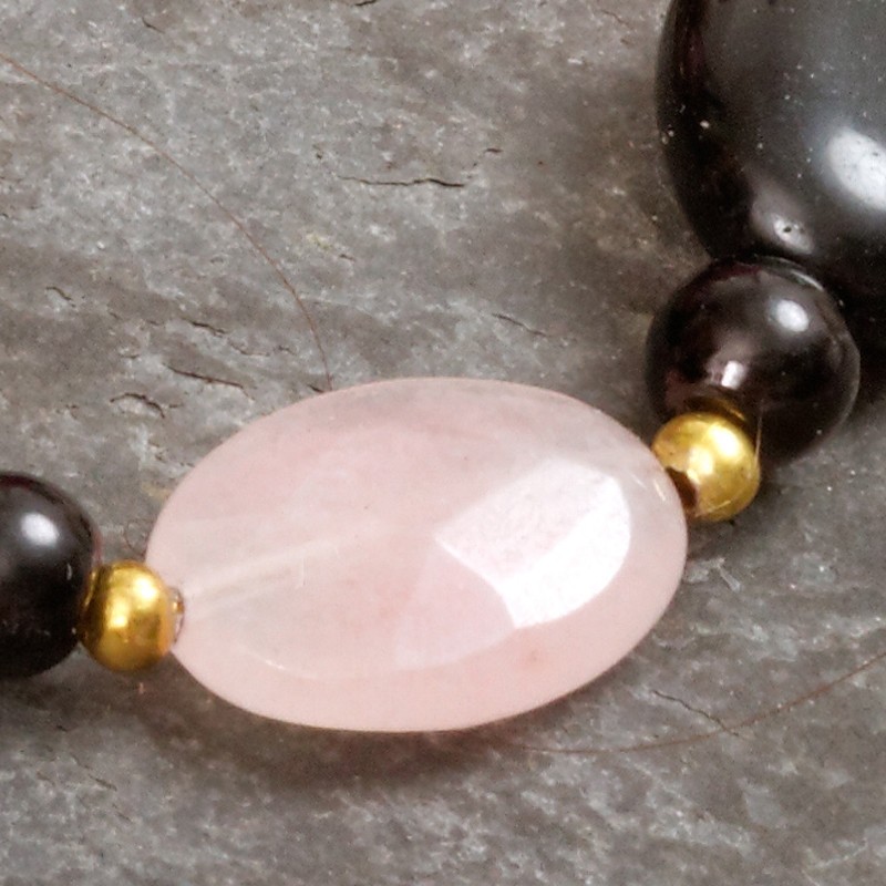 Armband Rosa Jade, Nahaufnahme eines facettierten Ovals aus rosa Jade Armband Rosa Jade, Nahaufnahme eines facettierten Ovals aus rosa Jade