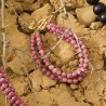 Schmuck-Set Purple Lion, Detailansicht des dreireihig gearbeiteten Armbandes aus purpur gefärbtem Onyx