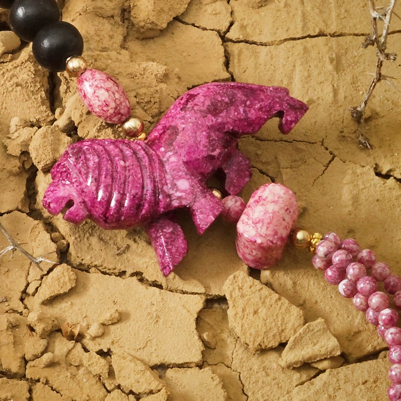 Schmuck-Set Purple Lion, Nahaufnahme der handgeschnitzten Löwenfigur aus purpur gefärbtem Onyx Schmuck-Set Purple Lion, Nahaufnahme der handgeschnitzten Löwenfigur aus purpur gefärbtem Onyx