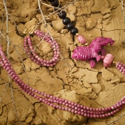 Schmuck-Set Purple Lion, Detailansicht der in Longkette und Armband verarbeiteten purpur gefärbten Onyxperlen Schmuck-Set Purple Lion, Detailansicht der in Longkette und Armband verarbeiteten purpur gefärbten Onyxperlen