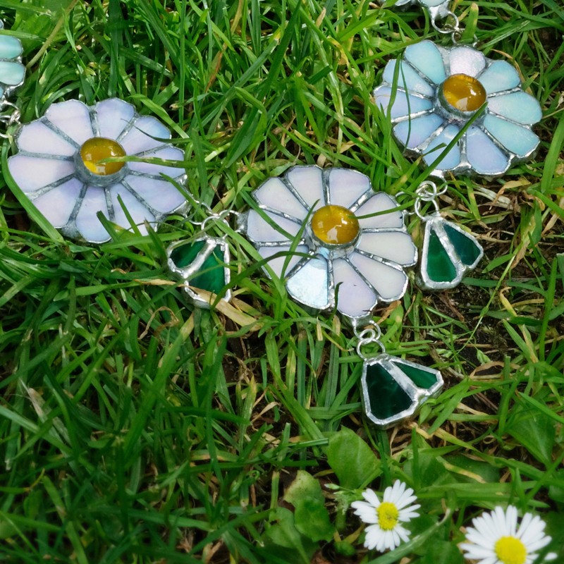 Halskette Daisy, Detailansicht Tiffany-Glasblüten und Blatt-Anhänger Halskette Daisy, Detailansicht Tiffany-Glasblüten und Blatt-Anhänger
