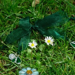 Halskette Daisy, Detailansicht vom Organzaband-Verschluß der Kette Halskette Daisy, Detailansicht vom Organzaband-Verschluß der Kette
