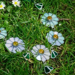 Halskette Daisy, Tiffany-Glasblüten und Blatt-Anhänger Halskette Daisy, Tiffany-Glasblüten und Blatt-Anhänger
